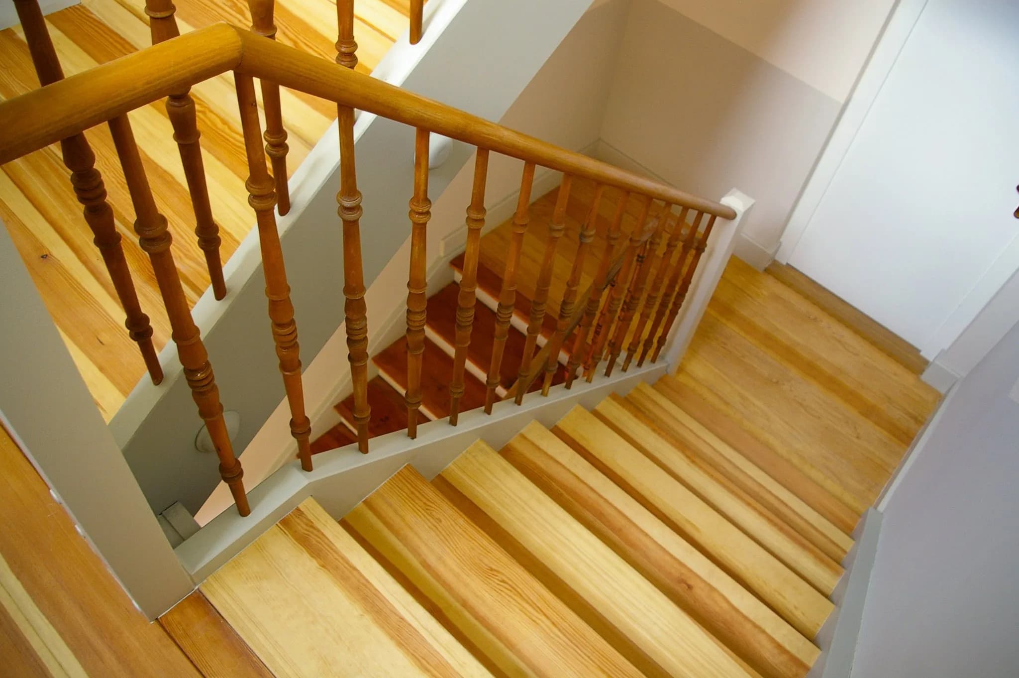Detail einer handgefertigten Holztreppe mit sauberer Verarbeitung