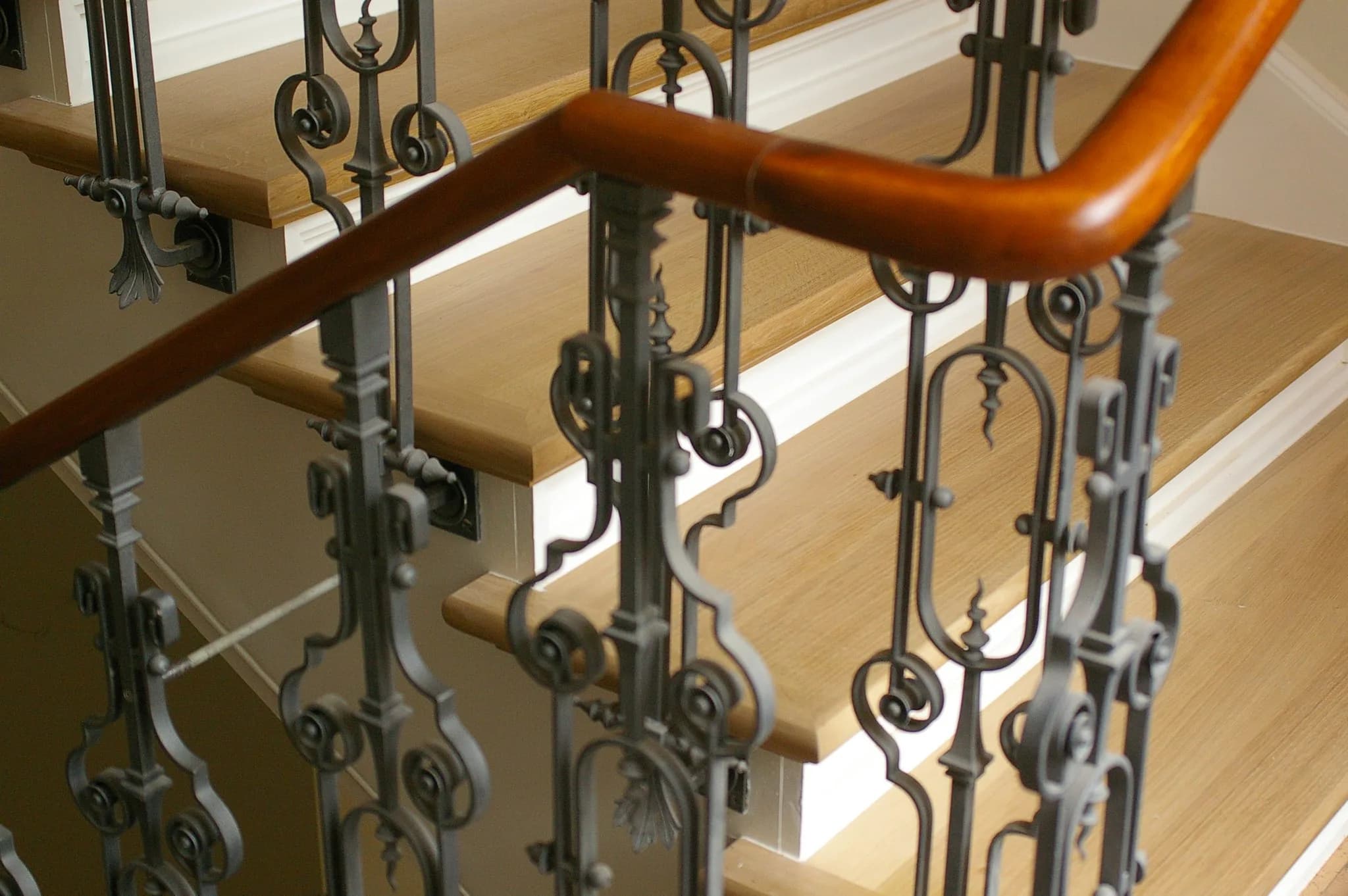 Treppe mit Betonstufen in einem modernen Wohnraum