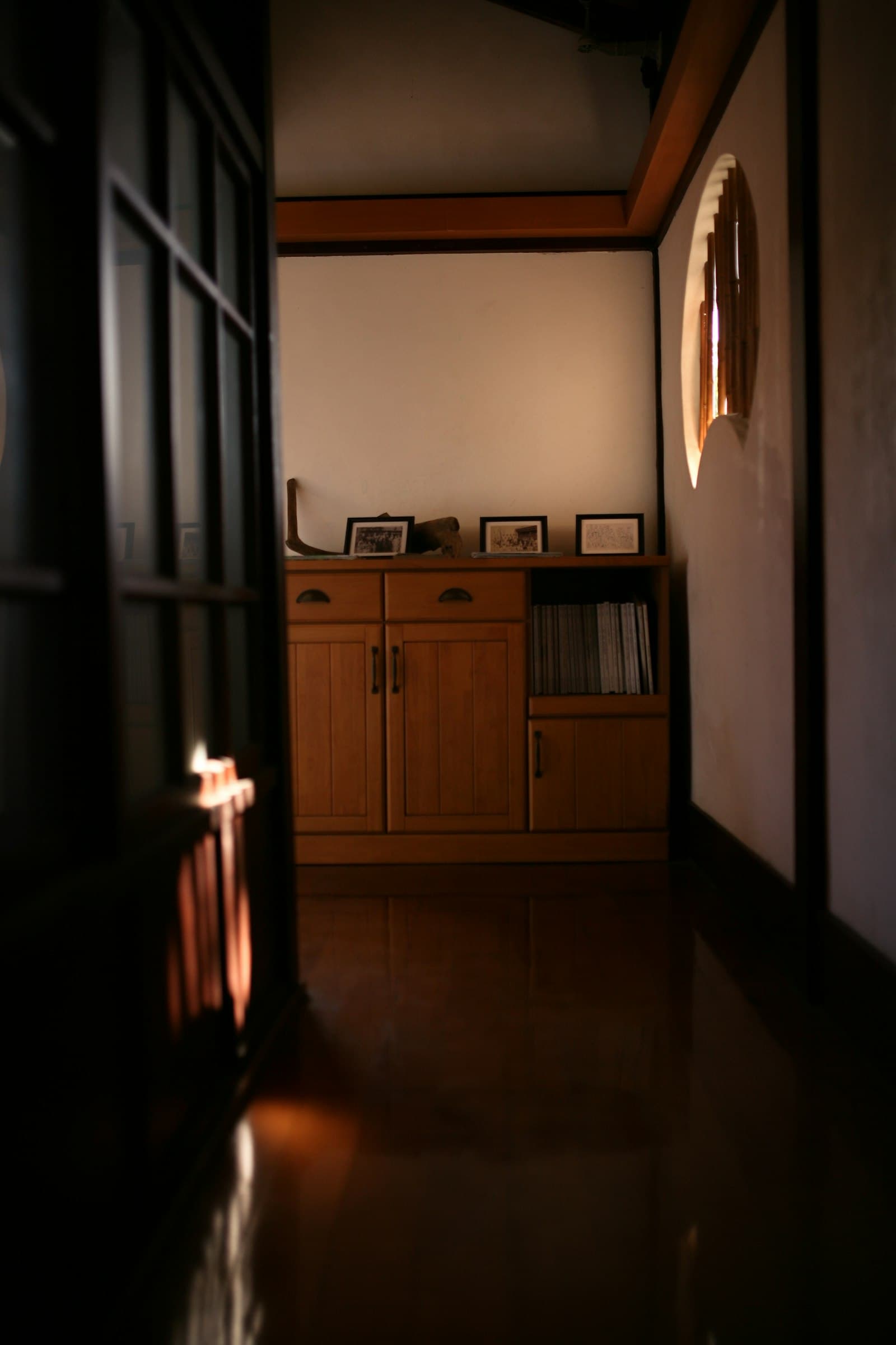 Maßgefertigter Holzschrank in einer ruhigen Innenraumsituation